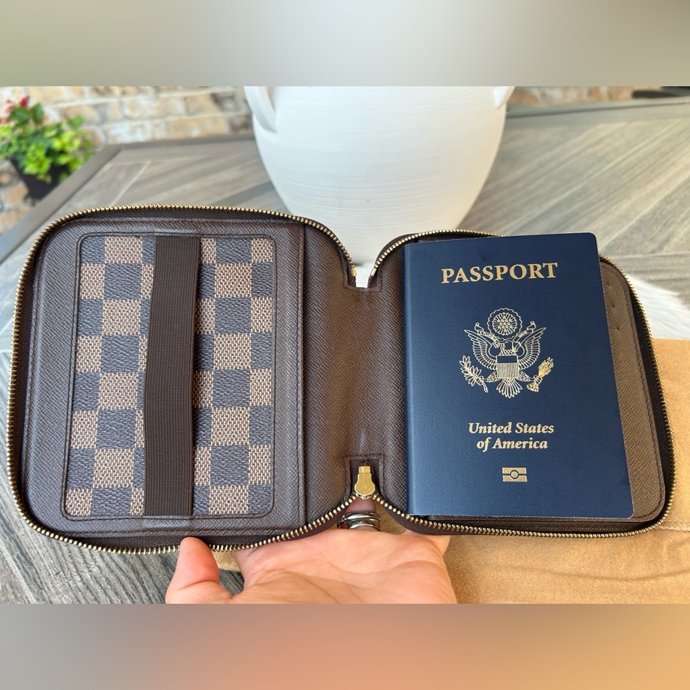 Louis Vuitton Olav Wallet Organizer in DE - Picture 10 of 16